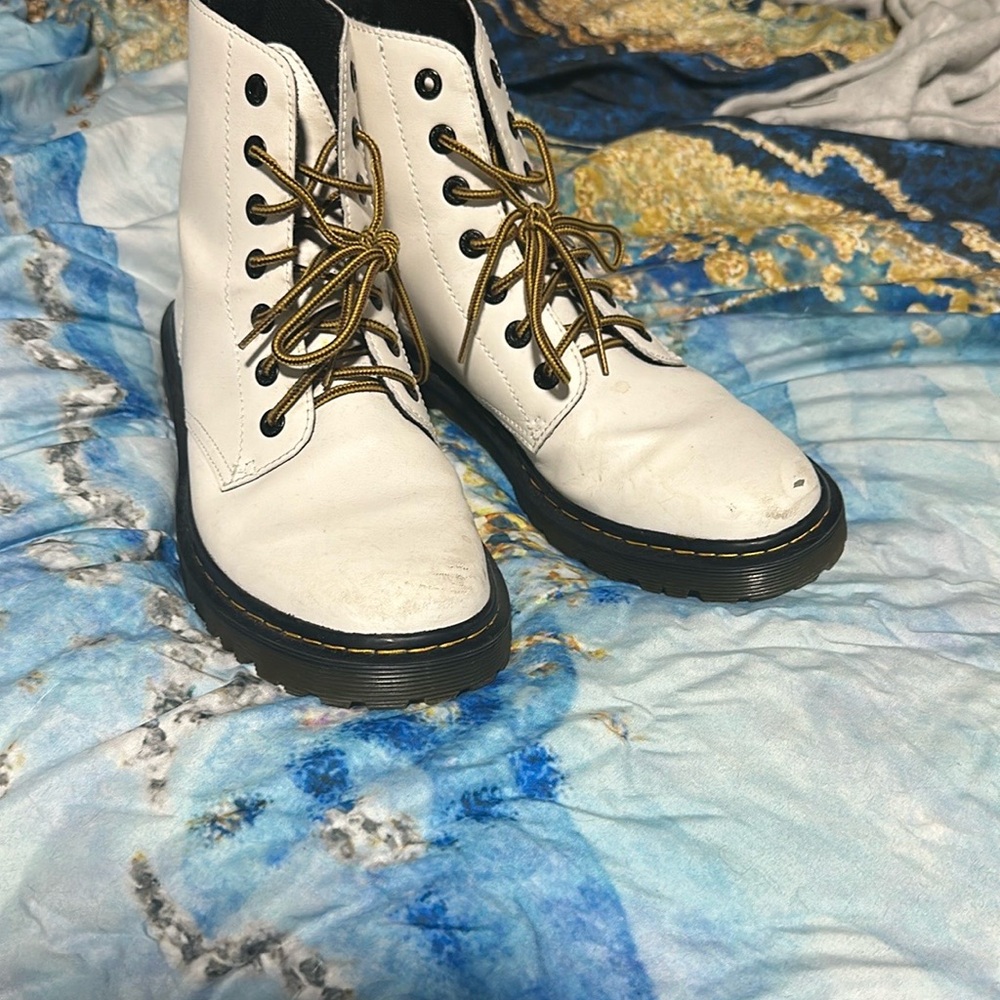 Authentic white leather combat Dr.Martens size 11 W 9.5 M gender neutral shoe